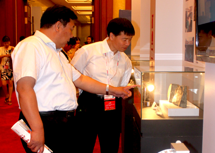参会嘉宾对隆基展出的矿样进行探讨交流