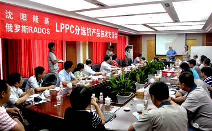 俄罗斯专家尤里现场讲解产品技术并与代表交流