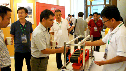 隆基现场演示钢渣带磁机工作原理