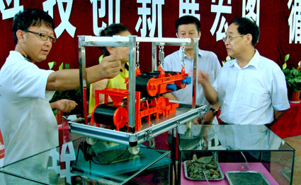 中国废钢铁应用协会名誉会长王镇武观看模型演示